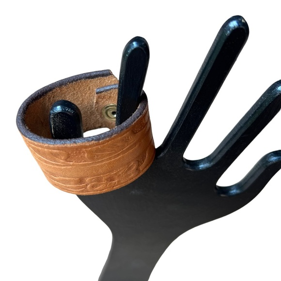 Hand tooled, artisan made tan leather bracelet from recycled vintage 70s - Picture 3 of 11